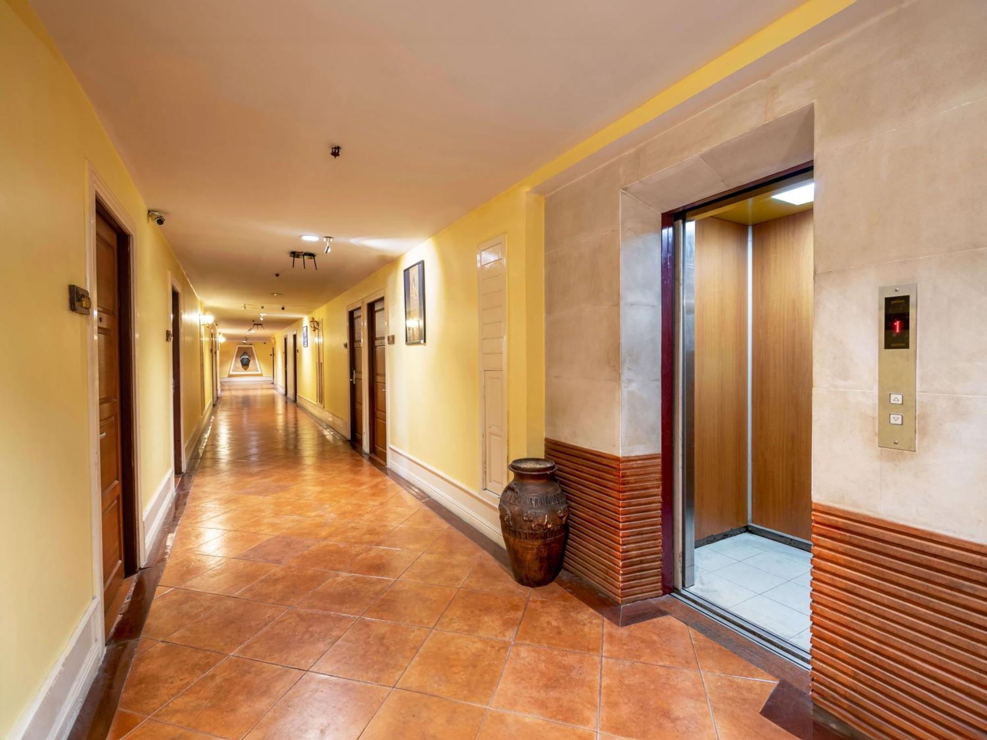 Royal Ivory Sukhumvit Nana Hotell Bangkok Exteriör bild