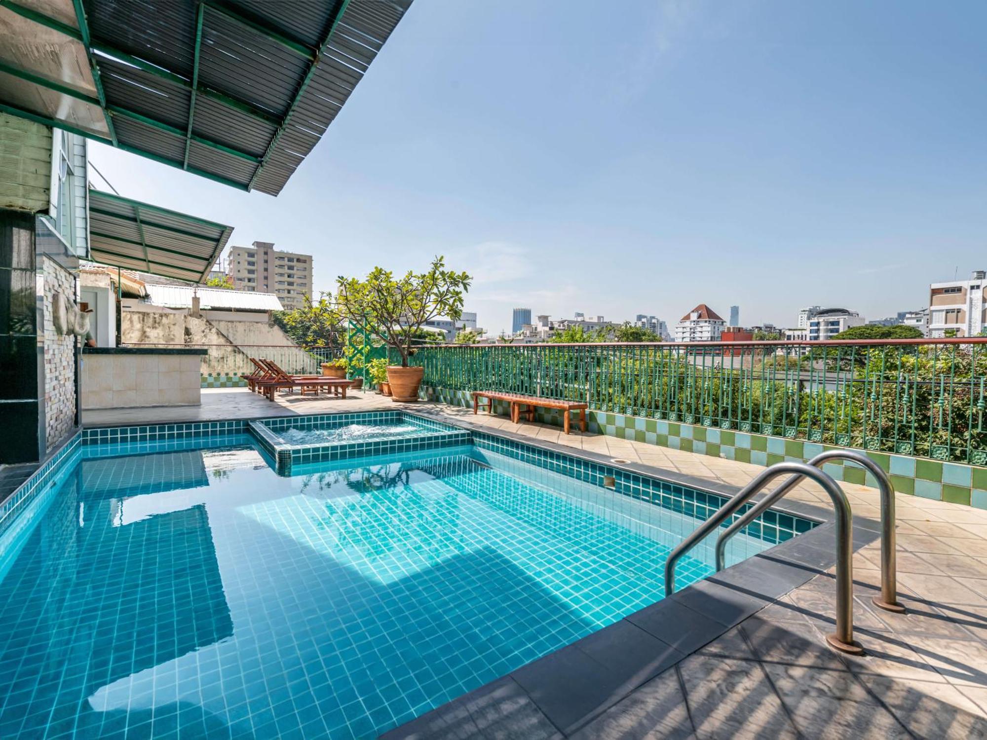 Royal Ivory Sukhumvit Nana Hotell Bangkok Exteriör bild