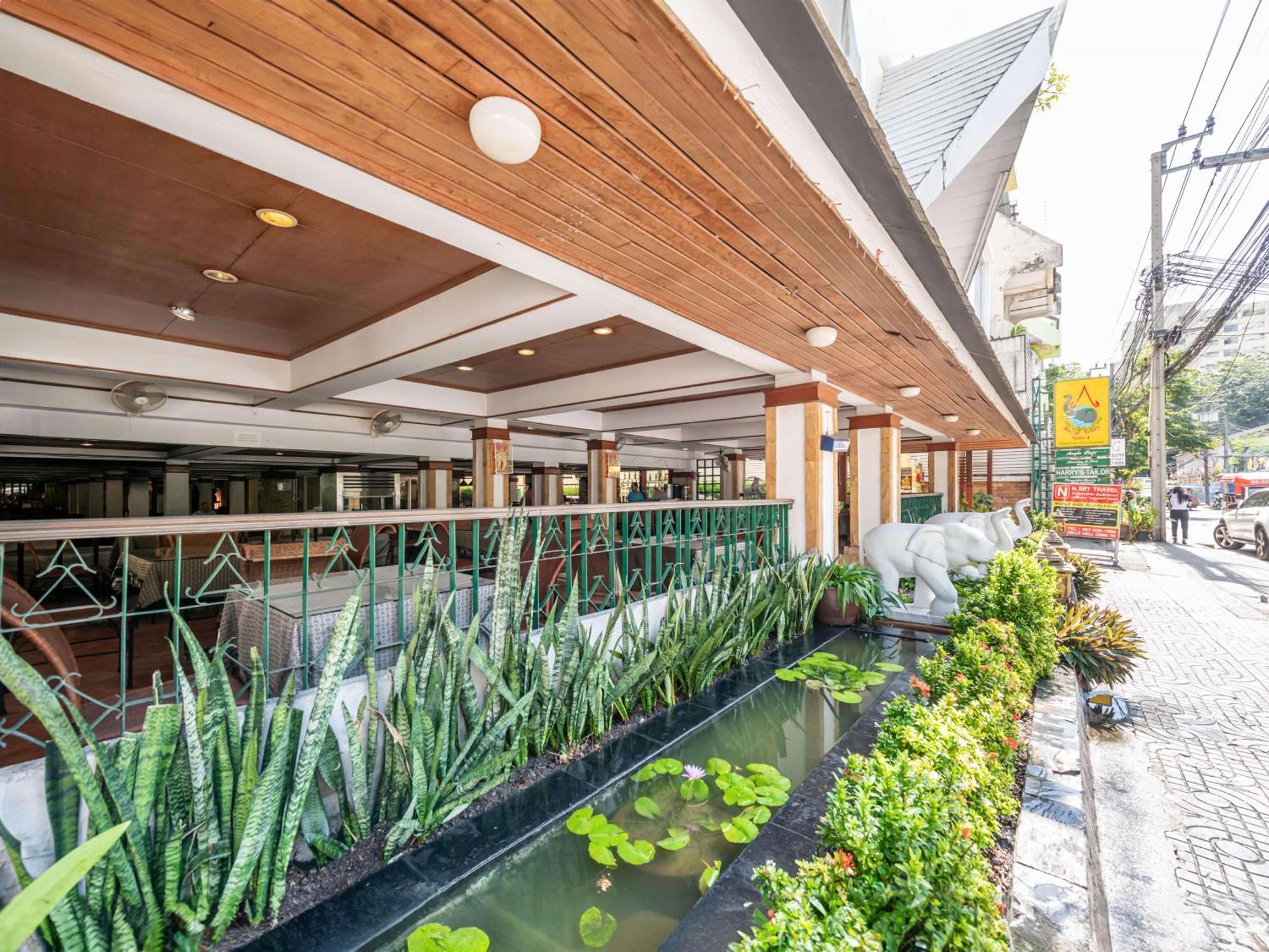 Royal Ivory Sukhumvit Nana Hotell Bangkok Exteriör bild