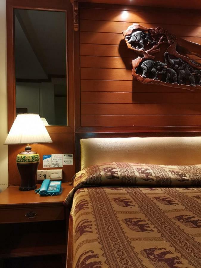 Royal Ivory Sukhumvit Nana Hotell Bangkok Exteriör bild